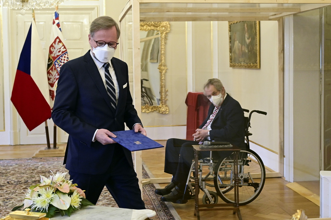 Aislado en un cubículo transparente, el presidente de República Checa nombró al nuevo primer ministro