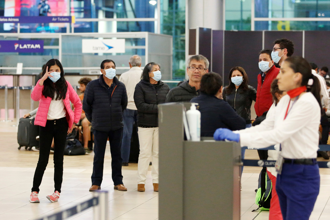 Personas con mascarillas en el Aeropuerto Internacional Mariscal Sucre, Quito, 29 de febrero de 2020