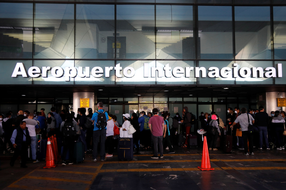 Viajeros esperan un vuelo chárter en el aeropuerto La Aurora de Ciudad de Guatemala, 24 de marzo de 2020