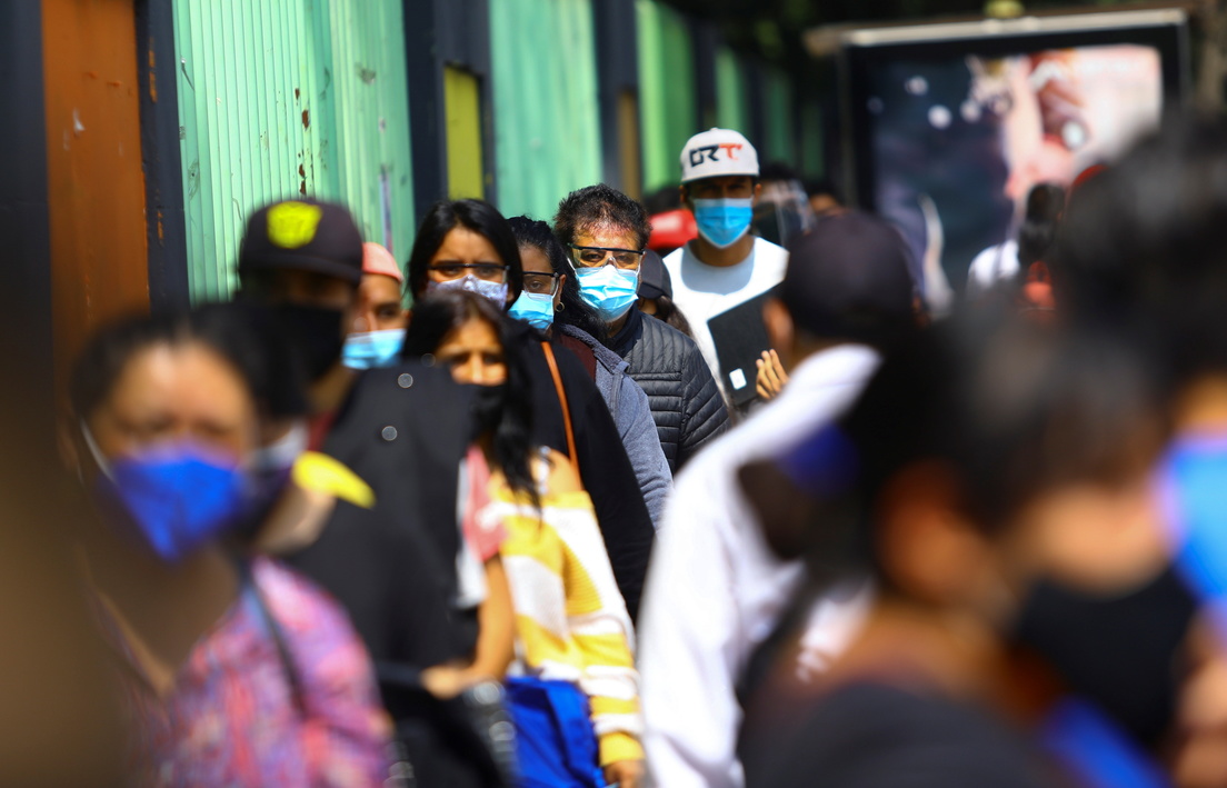 Personas en fila para recibir la vacuna contra el coronavirus en Xochimilco, México, 19 de agosto de 2021
