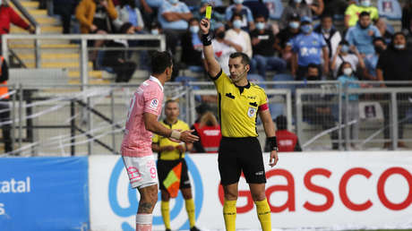Amonestan con tarjeta amarilla a un futbolista argentino en Chile por celebrar su gol haciendo un gesto para su esposa