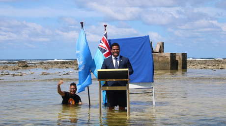 Un ministro de Tuvalu graba un mensaje para la COP26 desde el mar y con el agua hasta las rodillas para alertar del cambio climático