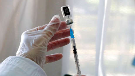 Miles de antivacunas sobornan a médicos en Grecia para que les inyecten suero pero acaban vacunados