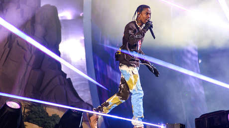 VIDEO: Travis Scott sigue actuando mientras policías y rescatistas intentan reanimar a un espectador en el festival Astroworld