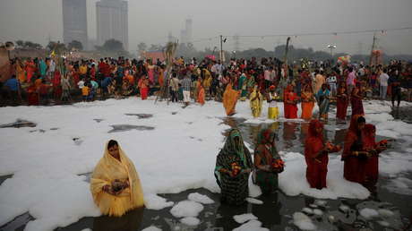 FOTOS: Una multitud de hindúes se congrega para rezar en un río cubierto de espuma tóxica