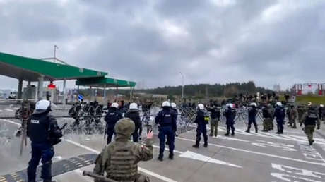 Polonia detiene a un grupo de migrantes cuando cruzaba la frontera desde Bielorrusia (VIDEO)