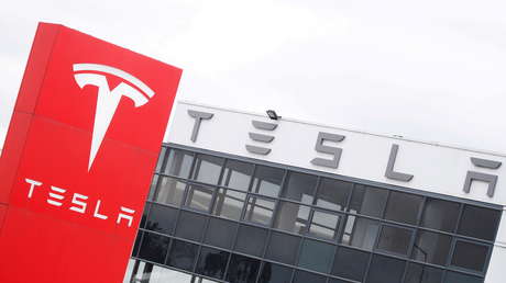 Clientes de Tesla denuncian que sus autos recién comprados carecen de puertos USB