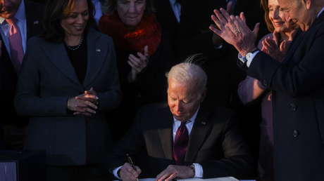 Biden firma un proyecto de ley de infraestructura por un billón de dólares