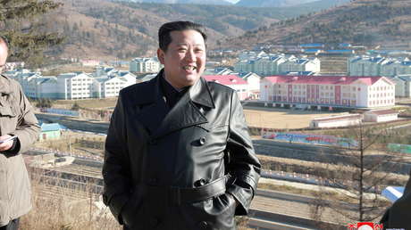 Kim Jong-un aparece en público por primera vez en más de un mes durante una visita a una ciudad en construcción