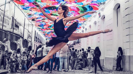 El fotógrafo venezolano que «saca la cámara donde nadie lo hace» y retrata a bailarinas en zonas populares de Caracas