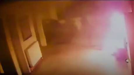 La batería de una aerotabla explota mientras se estaba cargando y provoca un incendio que deja a una mujer gravemente herida (VIDEO)