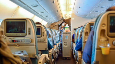 Un asistente de vuelo revela en TikTok qué significan los sonidos que se escuchan en los aviones durante los vuelos y hay uno que nunca querrá oír