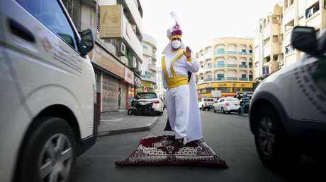 Un joven disfrazado de Aladdín ‘vuela’ en su alfombra mágica por las calles de Dubái (VIDEO)