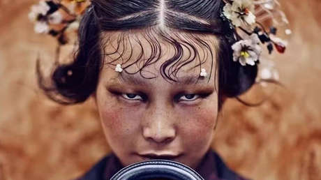 «¿Es esta la mujer asiática a los ojos de Dior?»: Polémica en China por una foto presentada en una exposición de la casa de moda francesa