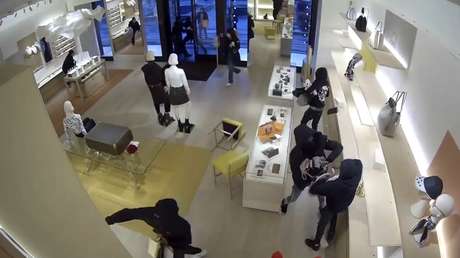 Un local de Louis Vuitton de EE.UU. sufre un ‘robo relámpago’ multitudinario por valor de más de 100.000 dólares en bolsos (VIDEO)