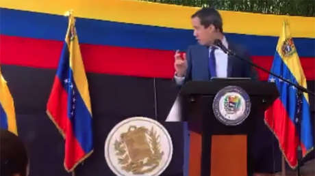 Se cae parte del set de prensa durante un acto del exdiputado venezolano Juan Guaidó y las redes no lo perdonan (VIDEO)