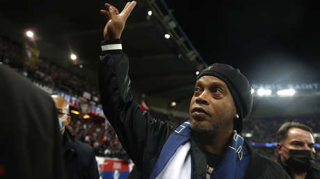 Ronaldinho podría regresar a prisión, esta vez por no pagar la pensión alimenticia a una de sus exnovias con quien mantuvo una relación poliamorosa