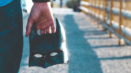 Un 'Batman' de la delincuencia mexicana caza a presuntos ladrones, los amarra y maquilla al estilo de Joker "por ratas"