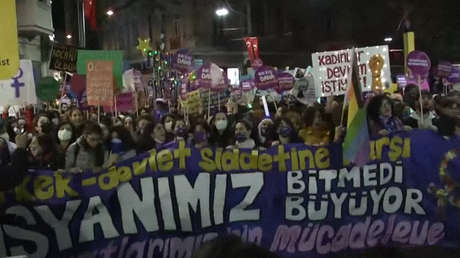 EN VIVO: Activistas por los derechos de las mujeres se manifiestan en Estambul