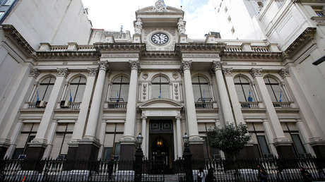 El Banco Central de Argentina prohíbe que los viajes al extranjero se paguen en cuotas y estalla la polémica