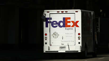 Cientos de paquetes no entregados de FedEx terminan tirados en un barranco (FOTOS)