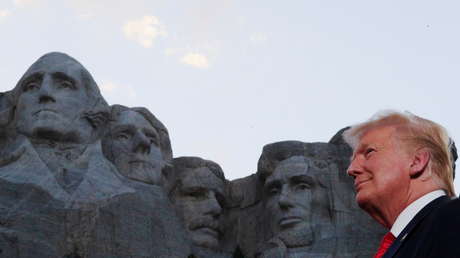 FOTO: Publican una foto en la que se ve a Trump junto a una escultura del Monte Rushmore que incluye su rostro