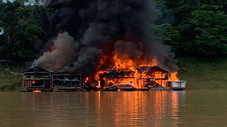 La Policía brasileña quema 131 balsas de mineros ilegales que invadieron un importante río de la Amazonía en busca de oro (VIDEO)