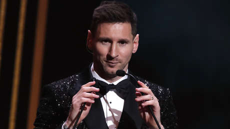 Las redes explotan con memes y reacciones al volver a coronarse Messi como mejor jugador del mundo, superando a Ronaldo por dos Balones de Oro