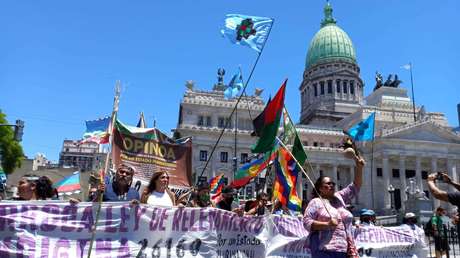 Comunidades originarias de Argentina marchan en reclamo de la ley que suspende los desalojos de las tierras ancestrales
