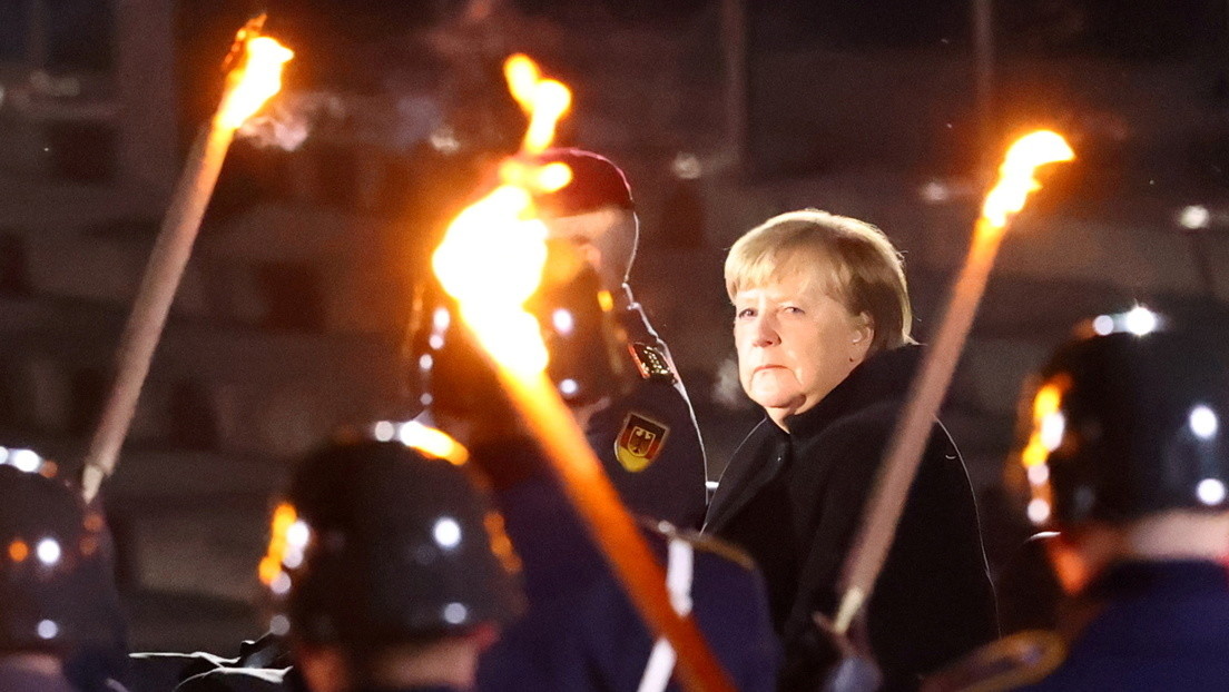 Con una canción de punk rock y un ramo de rosas rojas: despedida de Angela Merkel del cargo de canciller (FOTOS)