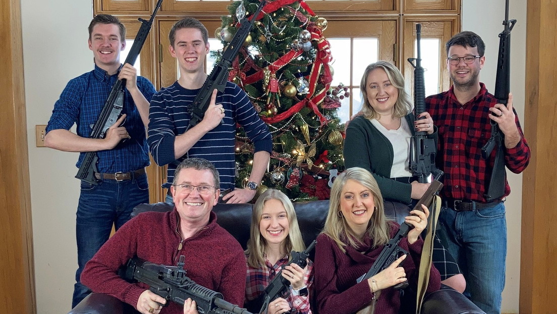 "Santa, traiga munición por favor": un congresista desata la polémica con una foto de su familia posando con armas ante el árbol de Navidad