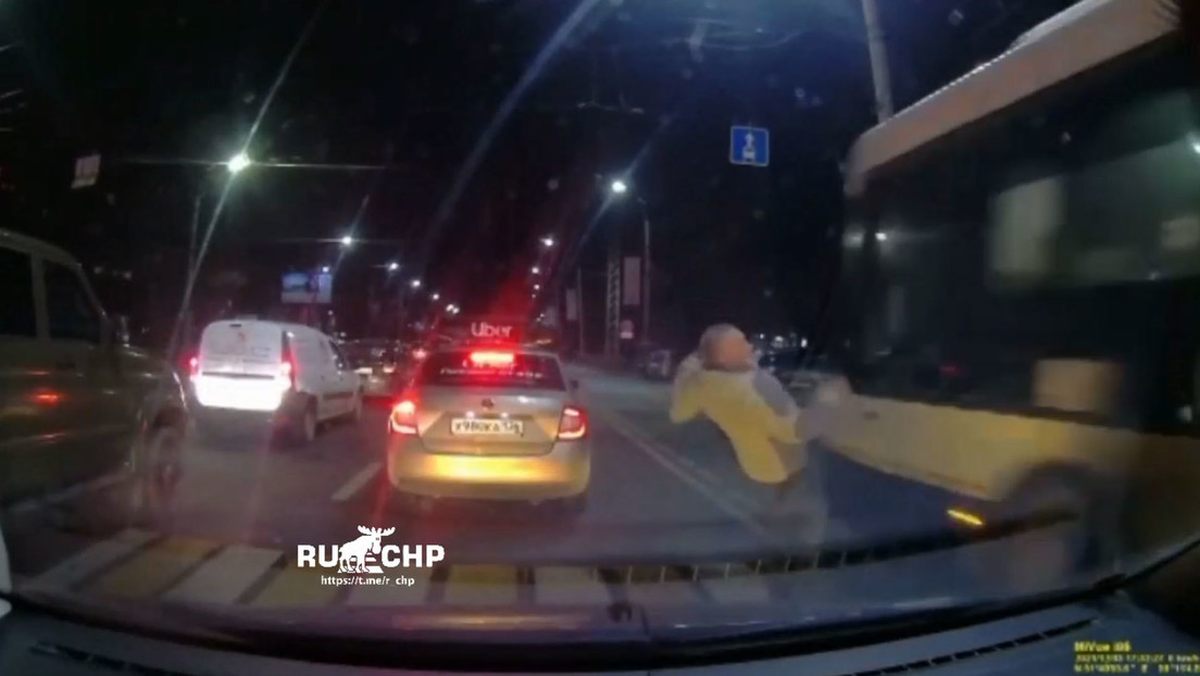 Un hombre evita por centímetros ser atropellado por un autobús al echarse hacia atrás a lo ‘Matrix’ Un hombre evita por centímetros ser atropellado por un autobús al echarse hacia atrás a lo ‘Matrix’