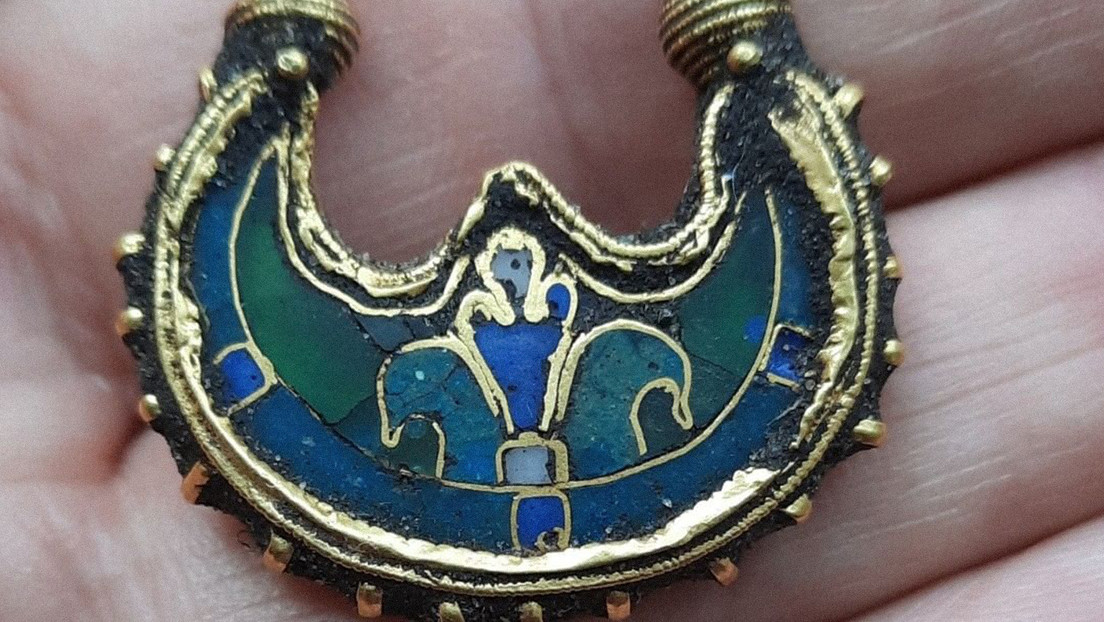 "World-class find": They find a rare Egyptian earring in the middle of a field in Denmark (PHOTOS)