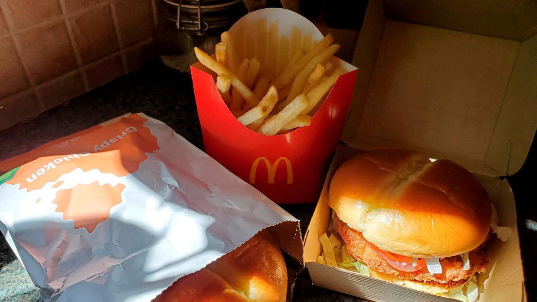 Video: Grabaron a empleados de McDonald's tirando decenas de bolsas de comida al piso