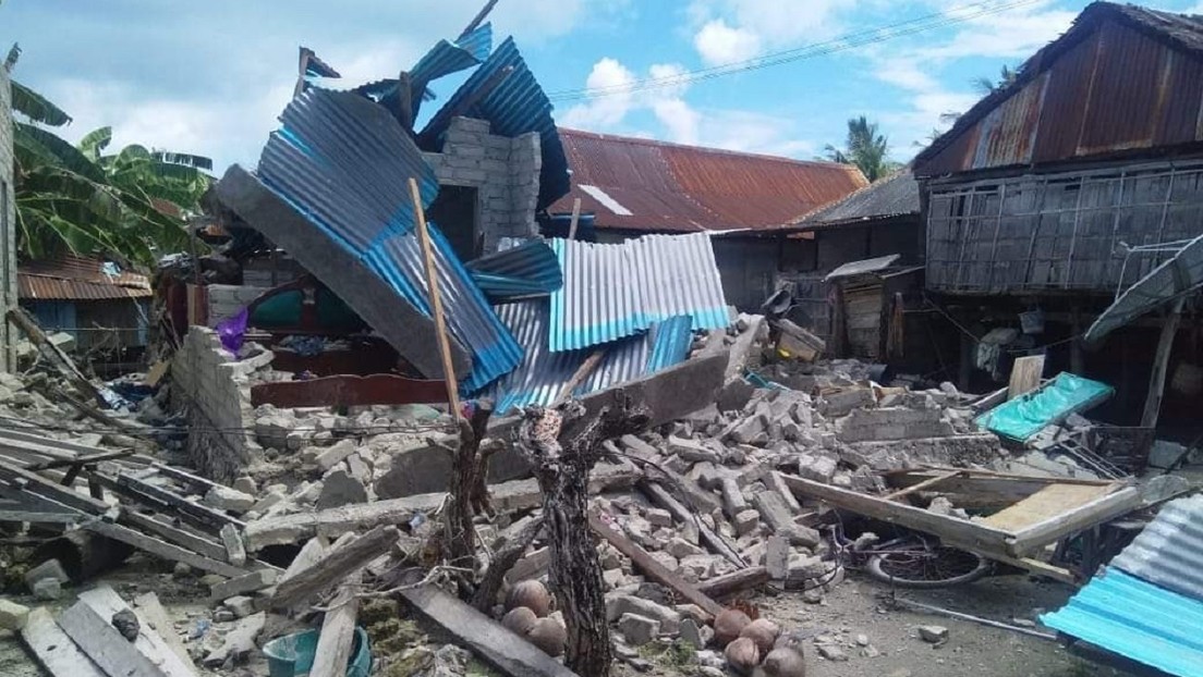 Fuerte terremoto en Indonesia seguido por una alerta de tsunami provoca daños materiales y obliga a residentes a huir de sus casas (VIDEOS, FOTOS)