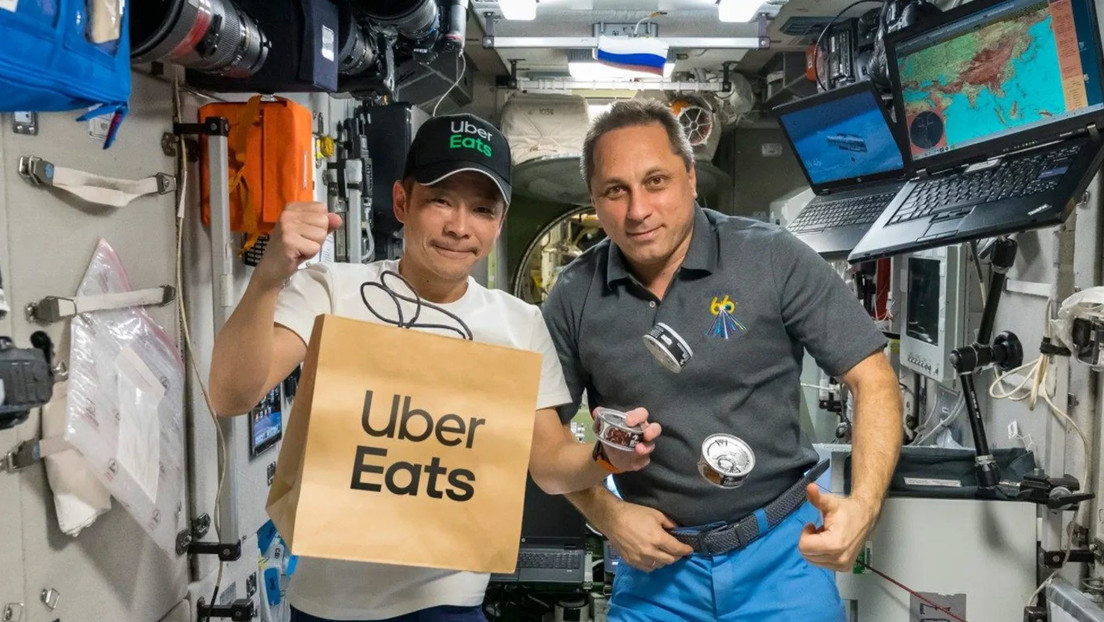 El multimillonario japonés Yusaku Maezawa reparte la primera entrega de Uber Eats en la EEI tras pagar 80 millones de dólares por viajar al espacio