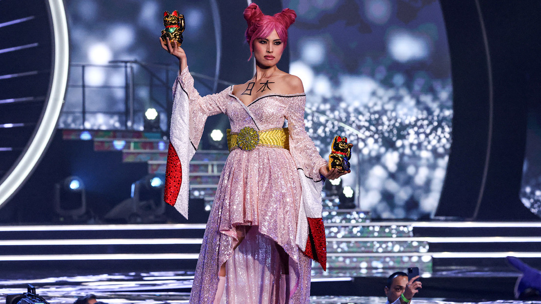 Critican el traje de Japón en Miss Universo, que mezclaba la moda urbana con símbolos nacionales y el patrón del traje de los muertos
