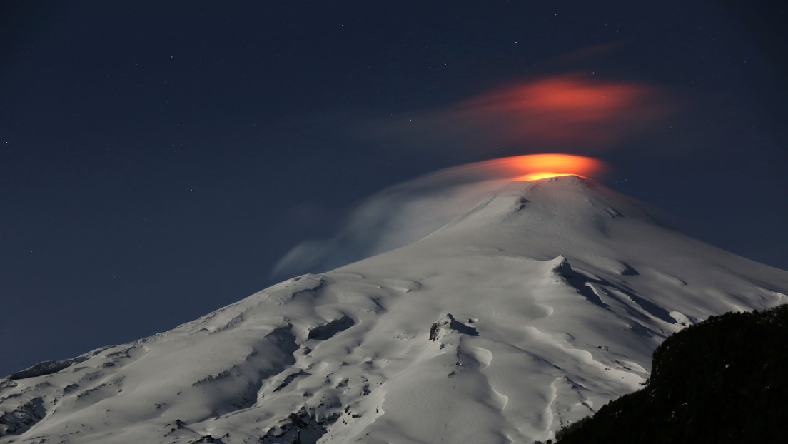 VIDEO: Un expiloto de la Fuerza Aérea de Chile se convierte en la primera persona en entrar y salir volando de un volcán activo