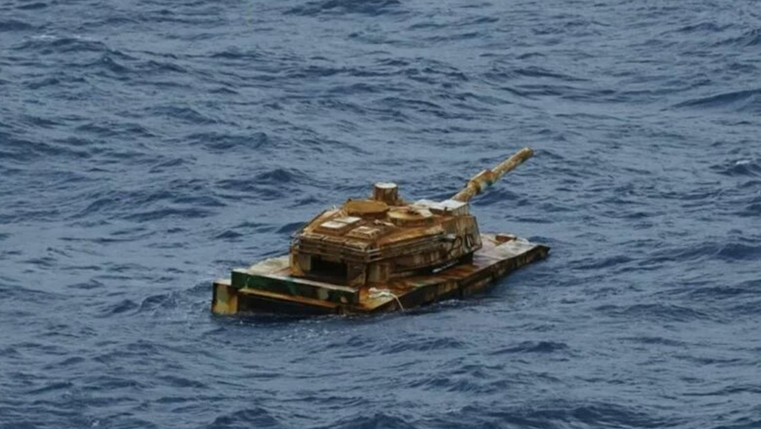 FOTO: Encuentran un "objeto similar a un tanque" flotando en el mar cerca de Indonesia