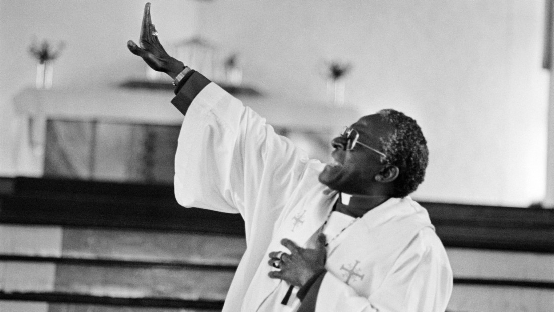 Quién era Desmond Tutu, cuya muerte llora toda África y del que Mandela dijo que "si no le dejan entrar al paraíso, nadie de nosotros estará allí"