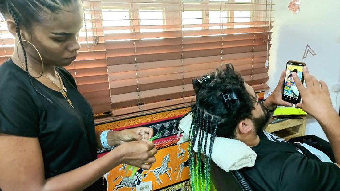 La peluquería para cabellos afro en Caracas que busca romper estereotipos y acabar con "el yugo de la plancha" para alisar el pelo
