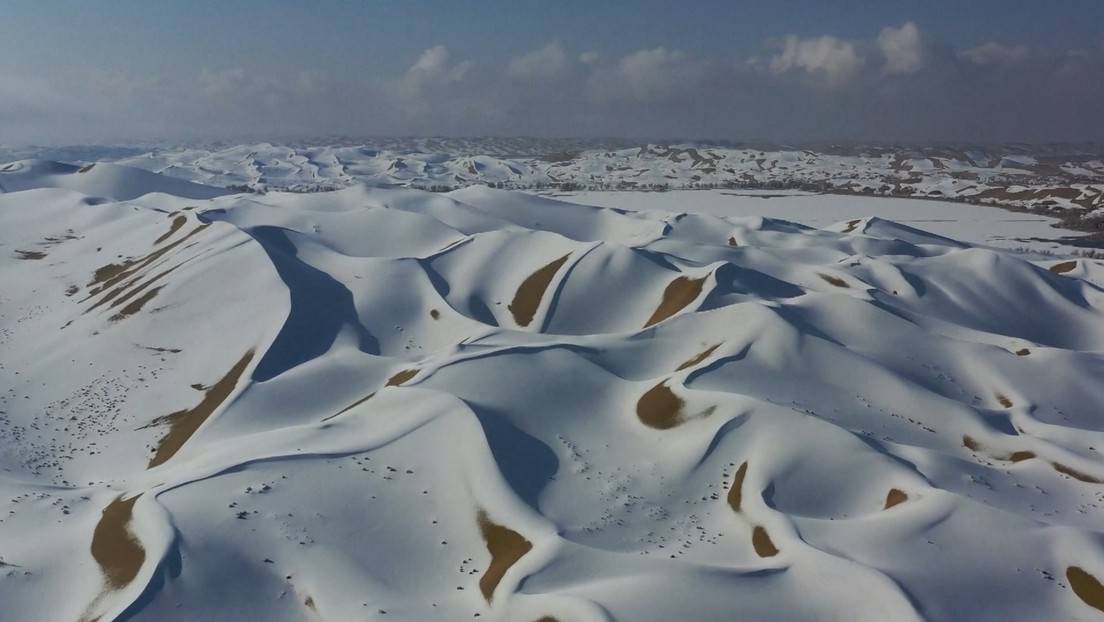 ¡Impactante! Extraña nevada convierte un “desierto” en una fantasía invernal 
