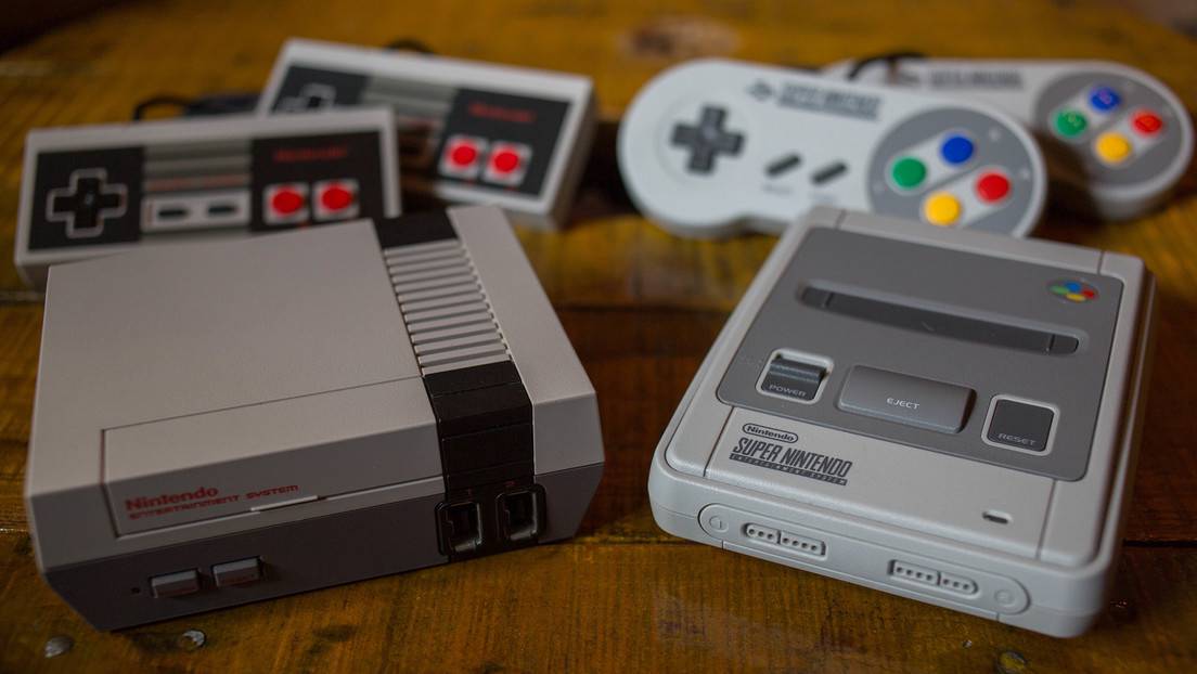 Consola de videojuegos Classic Mini (L) de NES (Nintendo Entertainment System) y una Classic Mini (R) de SNES (Super Nintendo Entertainment System).