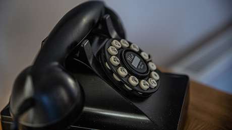 Una anciana es sorprendida por la visita de un ‘desconocido’ a quien ha llamado por teléfono por error durante los últimos 20 años