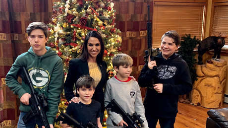 Alexandria Ocasio-Cortez arremete contra una congresista republicana por publicar una foto navideña con sus hijos sosteniendo rifles