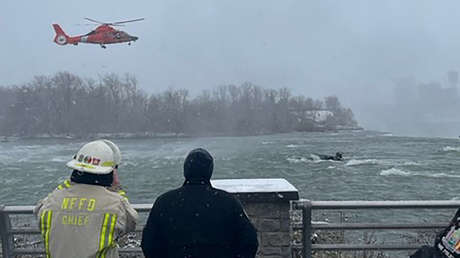 Socorrista colgado desde un helicóptero desafía al río y el viento para introducirse en un auto al borde de una catarata del Niágara (VIDEO, FOTOS)