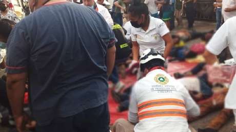 Al menos 49 muertos y más de 50 heridos tras volcadura de tráiler que transportaba migrantes en el sur de México