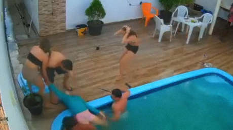 Una adolescente pasa bajo el agua más de 2 minutos al quedarle el pelo atrapado en el filtro de una piscina en Brasil