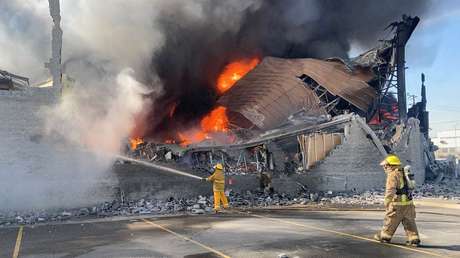 Un fuerte incendio consume una fábrica en el noreste de México (VIDEOS)