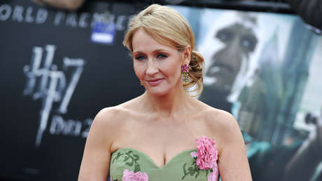 J.K. Rowling se burla de la propuesta de permitir que los sospechosos de violación se identifiquen como mujeres y la vuelven a acusar de transfobia